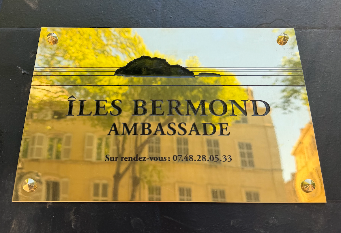 Plaque de l’Ambassade des Îles Bermond à Marseille